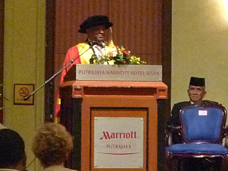 Tony Fernandes with his witty speech Tony Fernandes with his witty speech